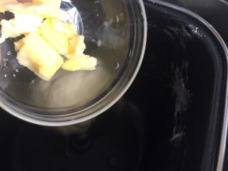 4、海陆双拼披萨,待面团搅拌均匀后放入黄油