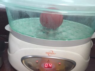 6、海陆双拼披萨,然后放入蒸锅里蒸4分钟