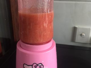 9、海陆双拼披萨,放入榨汁机中打碎