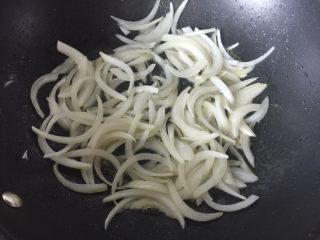 11、海陆双拼披萨,放入切丝的洋葱炒至呈金黄色的粘着物