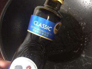 10、海陆双拼披萨,热锅后倒入橄榄油