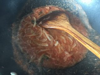 15、海陆双拼披萨,然后倒入打碎的番茄泥