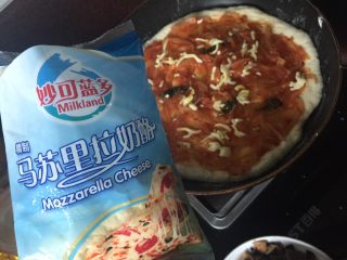 24、海陆双拼披萨,撒上马苏里拉芝士