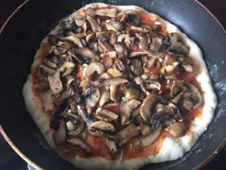25、海陆双拼披萨,放入香菇和蘑菇