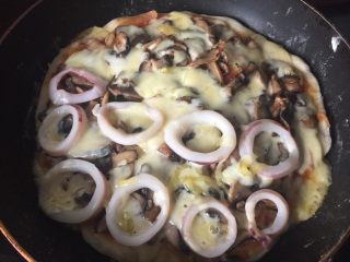 28、海陆双拼披萨,直到底部呈金黄色即可