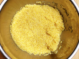 3、胡萝卜小米粥,小米洗干净待用。