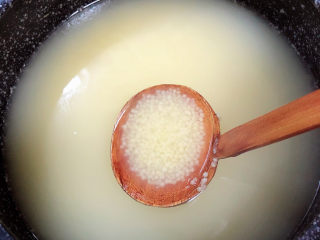 7、胡萝卜小米粥,小米粥大约5成熟时。