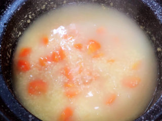 10、胡萝卜小米粥,开盖儿,时不时搅拌一下米粥,避免糊底。