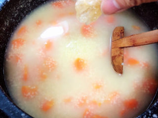 12、胡萝卜小米粥,放入黄冰糖,继续熬煮2-3分钟,冰糖溶化后即可。