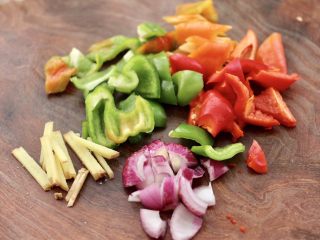 2、腐乳啤酒鸭,洋葱切块，姜切丝，青椒和彩椒用刀切成块。