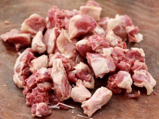 3、腐乳啤酒鸭,鸭腿洗净后，用刀切成小块。