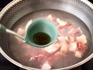 4、腐乳啤酒鸭,锅中倒入适量的清水，放入鸭块，倒入料酒。