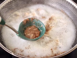 5、腐乳啤酒鸭,大火煮沸后，撇去表面浮末，把鸭块煮5分钟左右，捞出过冷水后沥干。