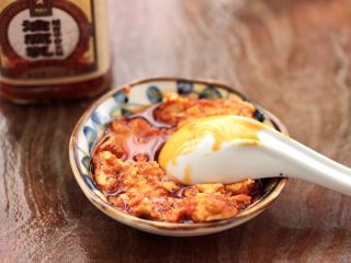 6、腐乳啤酒鸭,把腐乳块用勺子压成泥状。