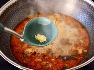 12、腐乳啤酒鸭,再放入鸡精增加口感。