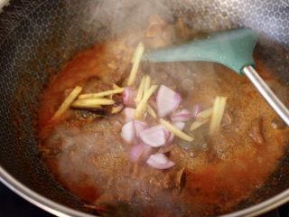 13、腐乳啤酒鸭,这个时候加入洋葱和姜丝，大火继续炖煮一会。