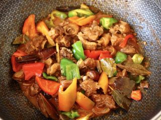 15、腐乳啤酒鸭,大火翻炒至青椒和彩椒，断生变色即可关火。