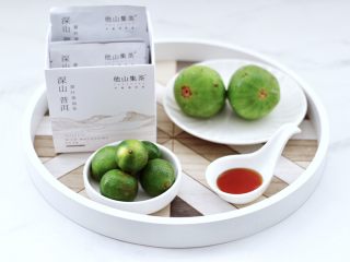 1、无花果普洱冰茶,首先备齐做冰茶的食材，冰块提前用纯净水冰成冰块备用。