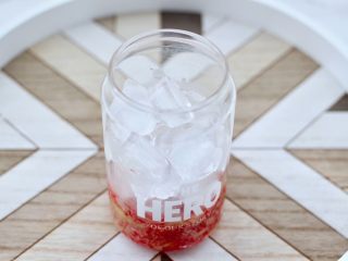 6、无花果普洱冰茶,先倒入7分满的冰块。