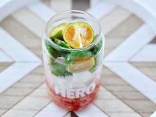 7、无花果普洱冰茶,上面再铺上切片的青柠檬。