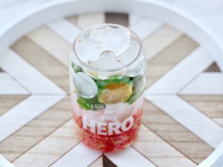 8、无花果普洱冰茶,上面再铺上冰块。