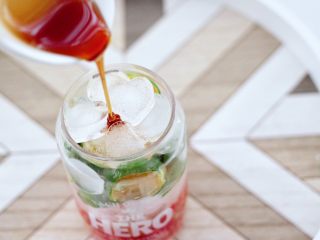 9、无花果普洱冰茶,这个时候倒入蜂蜜调味来增加口感。