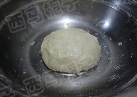 1、芝心香肠苹果披萨,将面粉、盐和糖混合后加入酵母水,揉成团,加入黄油继续揉到面团光滑