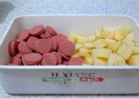 3、芝心香肠苹果披萨,火腿肠切片,苹果去皮切成丁备用