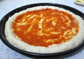 9、芝心香肠苹果披萨,涂一层披萨酱