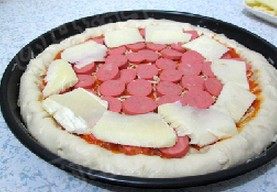 12、芝心香肠苹果披萨,再加入一圈马苏片