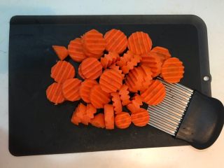 2、红烧羊肉,把胡萝卜用波浪刀切成8㎜后的小片