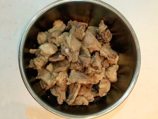 10、红烧羊肉,把焯好的羊肉捞出来,用温水清洗干净