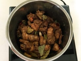 14、红烧羊肉,翻炒均匀