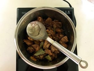 15、红烧羊肉,加入开水,水量与羊肉持平