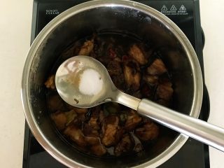 18、红烧羊肉,加入精盐调味