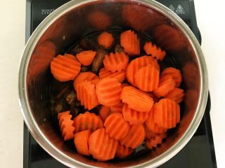 19、红烧羊肉,加入胡萝卜片