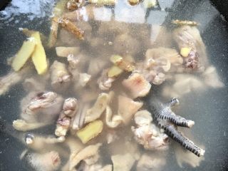 4、浓香椰子汤,倒入鸡肉入锅里。