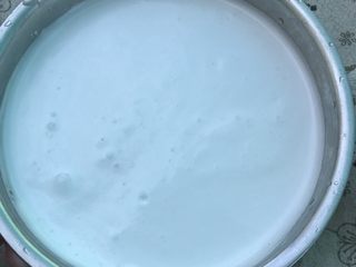 17、浓香椰子汤,过滤好的椰浆备用。