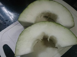 3、冬瓜蛤蜊汤,冬瓜除去内瓤对半切开