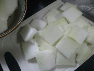 5、冬瓜蛤蜊汤,延着边切片