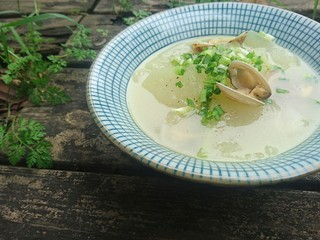 15、冬瓜蛤蜊汤,大火煮至冬瓜变色半透明即可撒上葱花出锅
