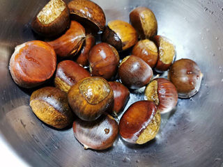 1、板栗红烧肉,新鲜板栗