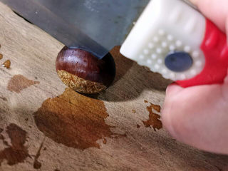 2、板栗红烧肉,表面横切一刀