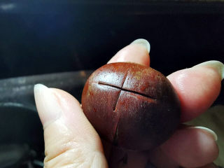 4、板栗红烧肉,板栗会呈现十字