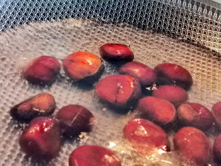 5、板栗红烧肉,板栗放入沸水中煮5分钟