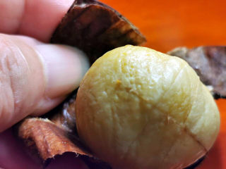 7、板栗红烧肉,不能冲凉，放凉后很轻松剥了板栗壳