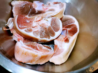 8、板栗红烧肉,切片猪蹄膀