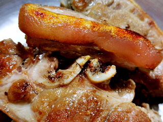 11、板栗红烧肉,煎至两面金黄