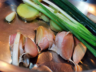 9、板栗红烧肉,葱，姜蒜