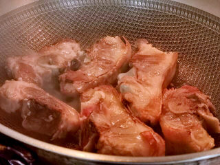 10、板栗红烧肉,锅中放少许油，放进猪蹄膀